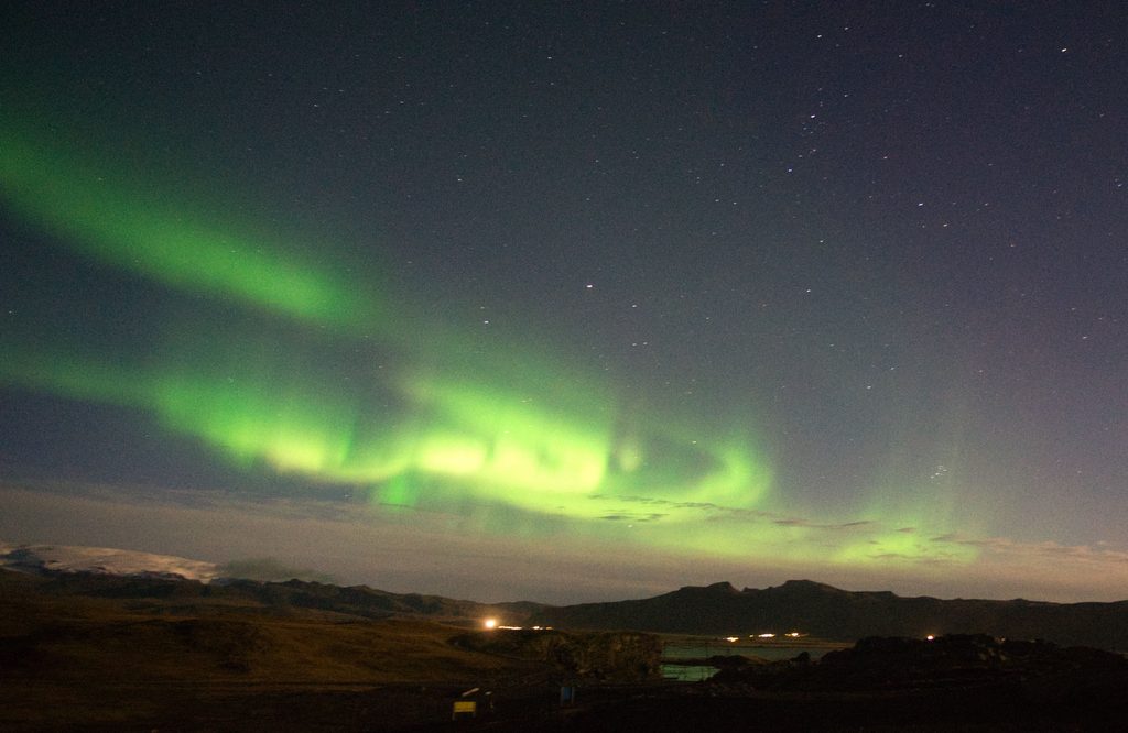 aurora boreale verde cielo notturno Islanda inverno